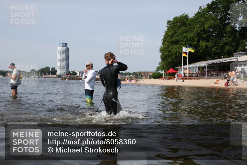 22.06.2025 - Viking Triathlon Michael Strokosch http://msf.ph/oto/8058360 22.06.2025 10:48:33 Schwimmen 412, 471, 494 meine-sportfotos.de