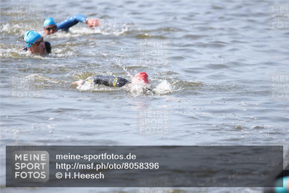 22.06.2025 - Viking Triathlon H.Heesch http://msf.ph/oto/8058396 22.06.2025 10:26:52 Schwimmen 52, 81, 145, 288, 610, 623, 661 meine-sportfotos.de