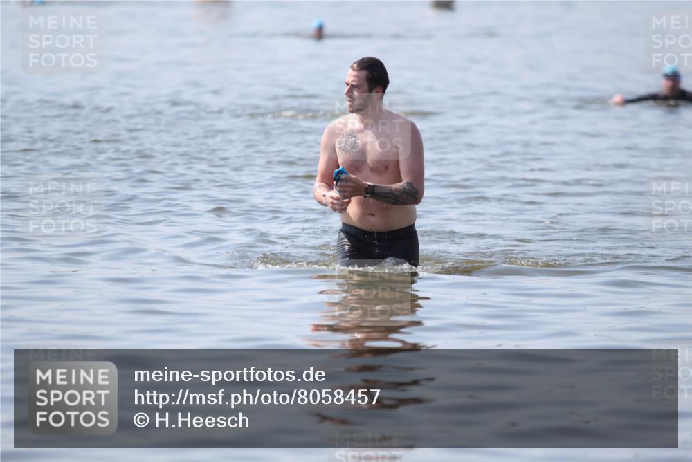 22.06.2025 - Viking Triathlon H.Heesch http://msf.ph/oto/8058457 22.06.2025 10:54:36 Schwimmen 305 meine-sportfotos.de