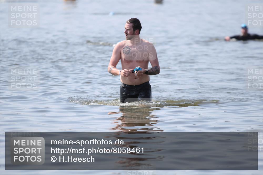 22.06.2025 - Viking Triathlon H.Heesch http://msf.ph/oto/8058461 22.06.2025 10:54:37 Schwimmen 305 meine-sportfotos.de