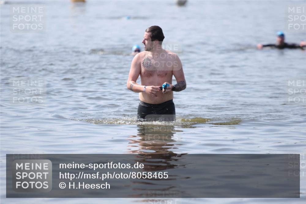 22.06.2025 - Viking Triathlon H.Heesch http://msf.ph/oto/8058465 22.06.2025 10:54:37 Schwimmen 305 meine-sportfotos.de