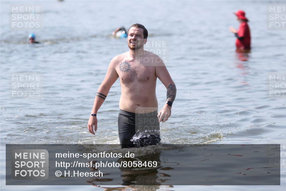 22.06.2025 - Viking Triathlon H.Heesch http://msf.ph/oto/8058469 22.06.2025 10:54:46 Schwimmen 305 meine-sportfotos.de