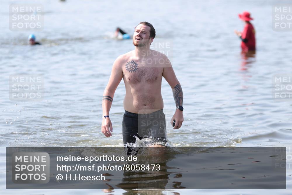 22.06.2025 - Viking Triathlon H.Heesch http://msf.ph/oto/8058473 22.06.2025 10:54:47 Schwimmen 305 meine-sportfotos.de