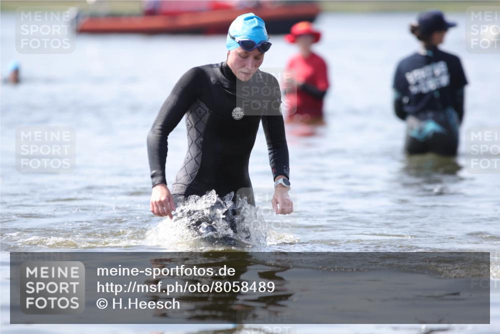 22.06.2025 - Viking Triathlon H.Heesch http://msf.ph/oto/8058489 22.06.2025 10:55:20 Schwimmen 246, 472 meine-sportfotos.de