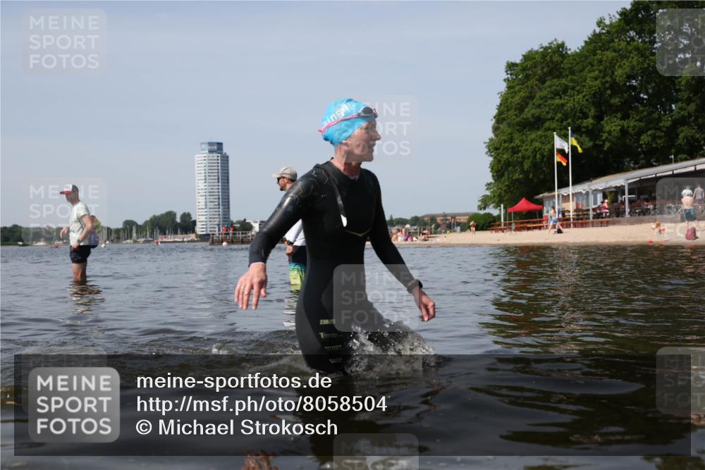 22.06.2025 - Viking Triathlon Michael Strokosch http://msf.ph/oto/8058504 22.06.2025 10:49:07 Schwimmen 317, 353 meine-sportfotos.de