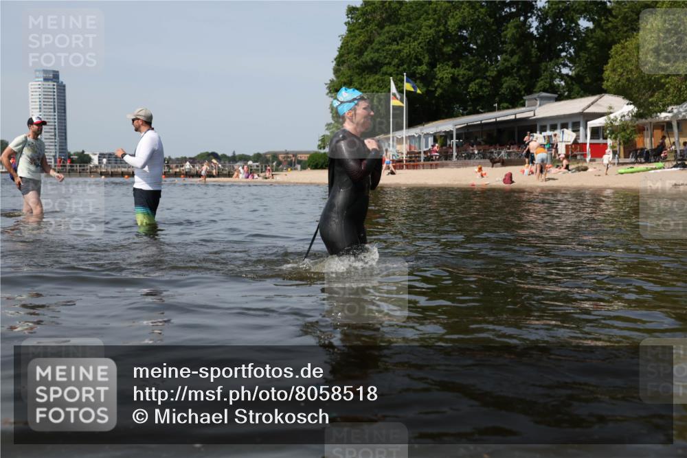 22.06.2025 - Viking Triathlon Michael Strokosch http://msf.ph/oto/8058518 22.06.2025 10:49:15 Schwimmen 64, 155, 256, 317, 353 meine-sportfotos.de
