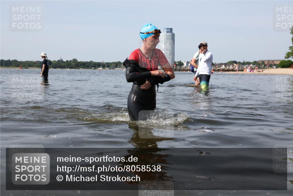 22.06.2025 - Viking Triathlon Michael Strokosch http://msf.ph/oto/8058538 22.06.2025 10:49:17 Schwimmen 64, 155, 256, 317, 353 meine-sportfotos.de
