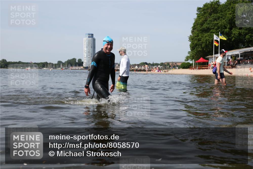 22.06.2025 - Viking Triathlon Michael Strokosch http://msf.ph/oto/8058570 22.06.2025 10:49:23 Schwimmen 64, 155, 256, 317, 321 meine-sportfotos.de