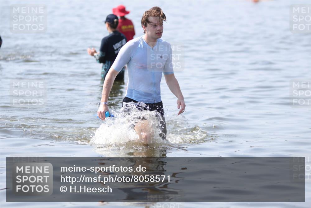 22.06.2025 - Viking Triathlon H.Heesch http://msf.ph/oto/8058571 22.06.2025 10:57:59 Schwimmen 357 meine-sportfotos.de