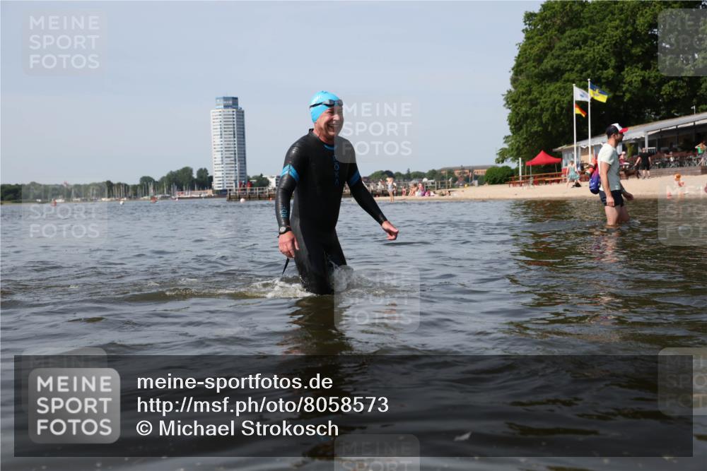 22.06.2025 - Viking Triathlon Michael Strokosch http://msf.ph/oto/8058573 22.06.2025 10:49:23 Schwimmen 64, 155, 256, 317, 321 meine-sportfotos.de