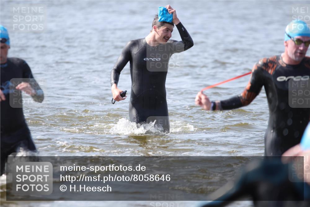 22.06.2025 - Viking Triathlon H.Heesch http://msf.ph/oto/8058646 22.06.2025 10:27:52 Schwimmen 14, 90, 178, 196, 198, 230, 289, 401, 534, 616 meine-sportfotos.de