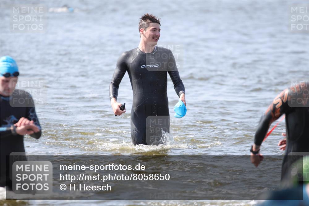 22.06.2025 - Viking Triathlon H.Heesch http://msf.ph/oto/8058650 22.06.2025 10:27:53 Schwimmen 14, 90, 178, 196, 198, 230, 289, 401, 534, 616 meine-sportfotos.de