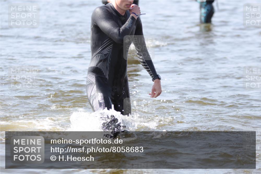 22.06.2025 - Viking Triathlon H.Heesch http://msf.ph/oto/8058683 22.06.2025 10:28:03 Schwimmen 14, 90, 178, 196, 289, 367, 401, 616 meine-sportfotos.de