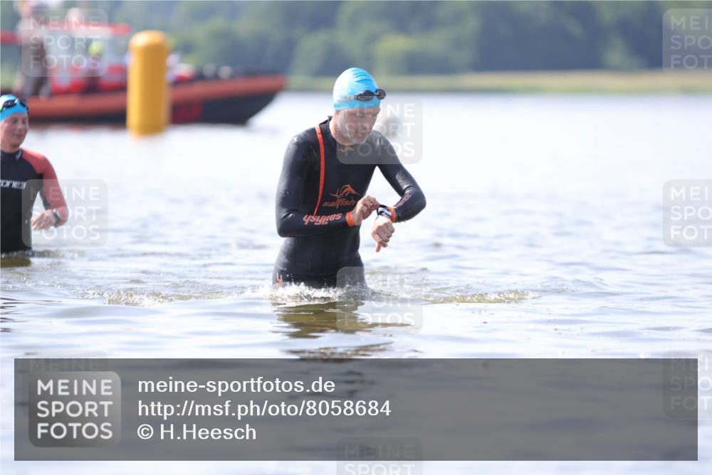22.06.2025 - Viking Triathlon H.Heesch http://msf.ph/oto/8058684 22.06.2025 10:59:19 Schwimmen 222, 459, 476 meine-sportfotos.de