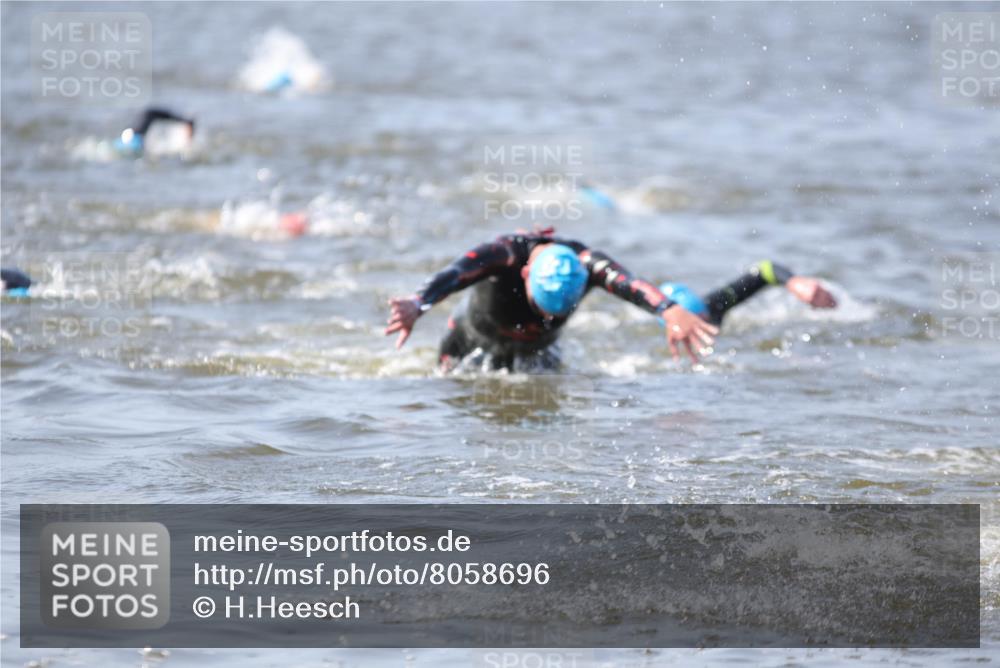 22.06.2025 - Viking Triathlon H.Heesch http://msf.ph/oto/8058696 22.06.2025 10:28:38 Schwimmen 15, 258, 301, 368, 414 meine-sportfotos.de
