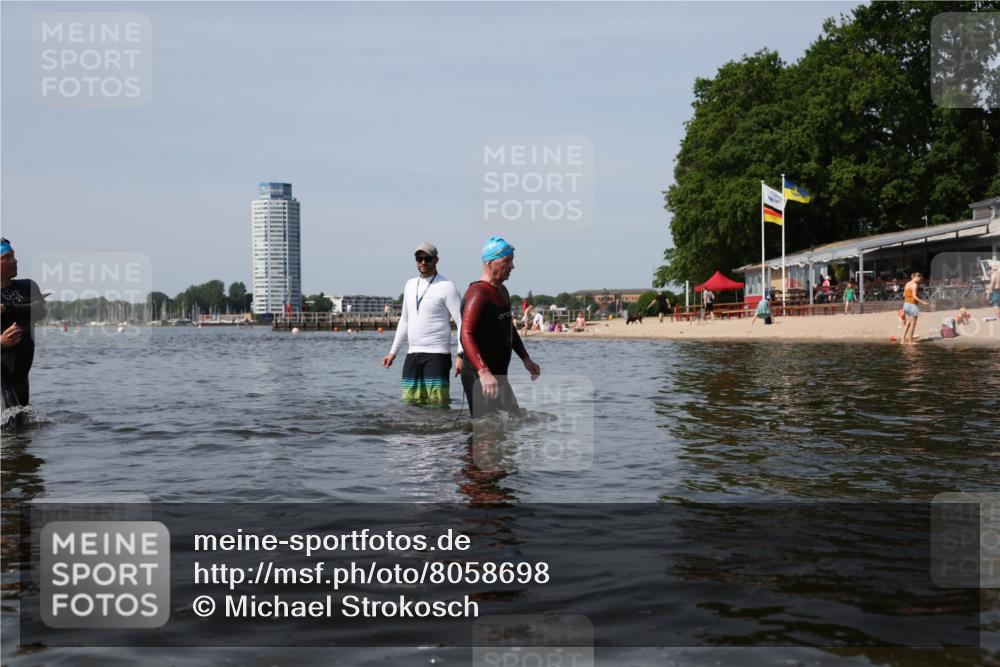 22.06.2025 - Viking Triathlon Michael Strokosch http://msf.ph/oto/8058698 22.06.2025 10:49:49 Schwimmen 69, 140, 270, 273, 356, 453 meine-sportfotos.de