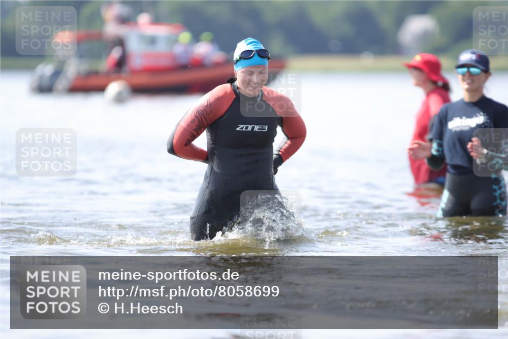 22.06.2025 - Viking Triathlon H.Heesch http://msf.ph/oto/8058699 22.06.2025 10:59:26 Schwimmen 459, 476 meine-sportfotos.de