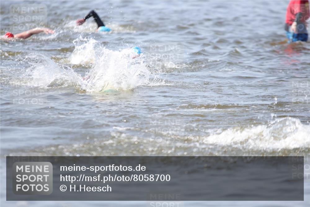22.06.2025 - Viking Triathlon H.Heesch http://msf.ph/oto/8058700 22.06.2025 10:28:39 Schwimmen 15, 258, 301, 368, 414 meine-sportfotos.de