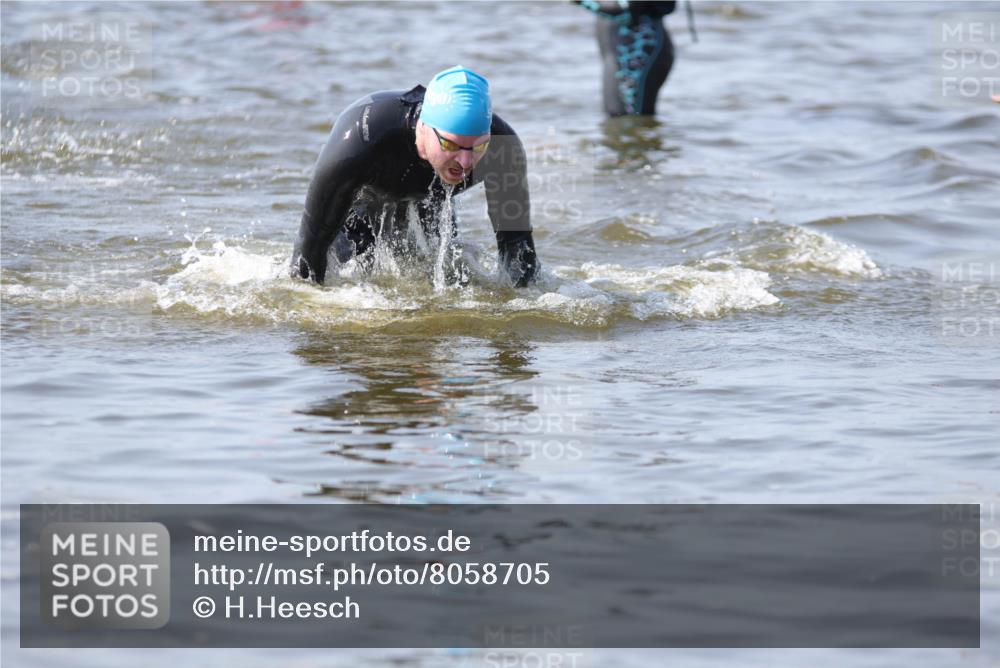 22.06.2025 - Viking Triathlon H.Heesch http://msf.ph/oto/8058705 22.06.2025 10:28:39 Schwimmen 15, 258, 301, 368, 414 meine-sportfotos.de