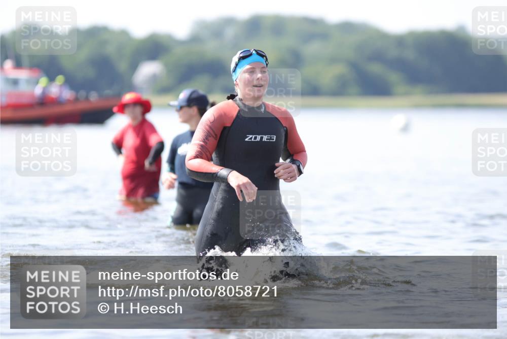22.06.2025 - Viking Triathlon H.Heesch http://msf.ph/oto/8058721 22.06.2025 10:59:29 Schwimmen 459, 476 meine-sportfotos.de