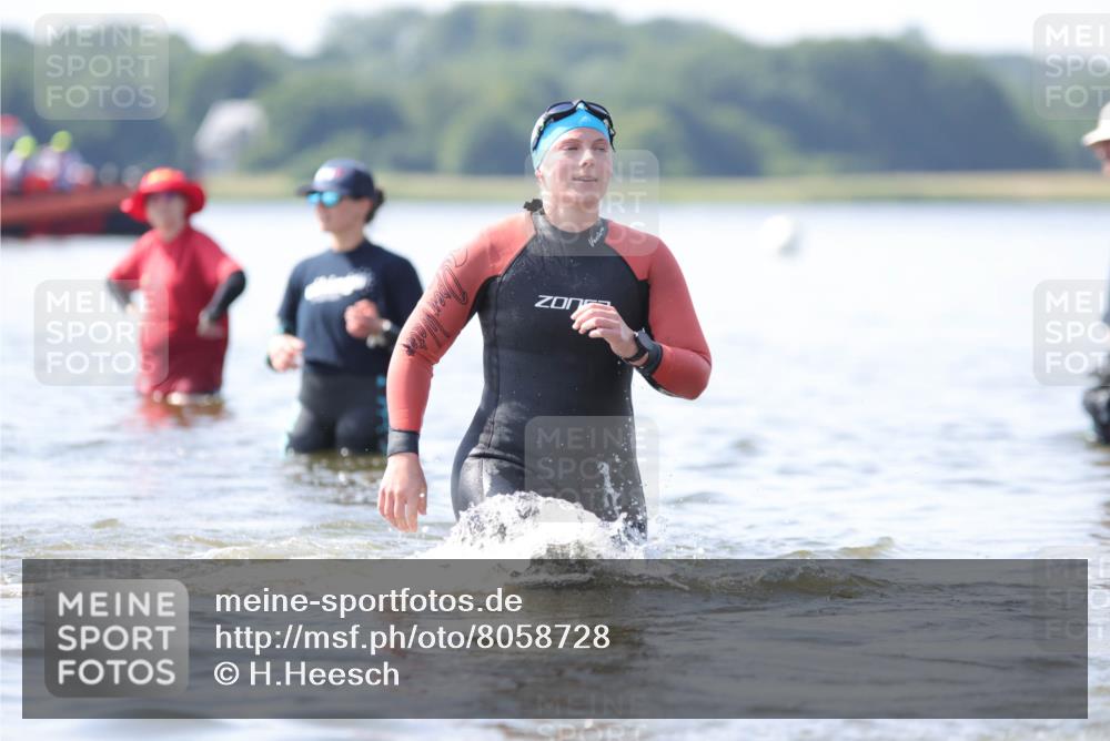 22.06.2025 - Viking Triathlon H.Heesch http://msf.ph/oto/8058728 22.06.2025 10:59:30 Schwimmen 459, 476 meine-sportfotos.de