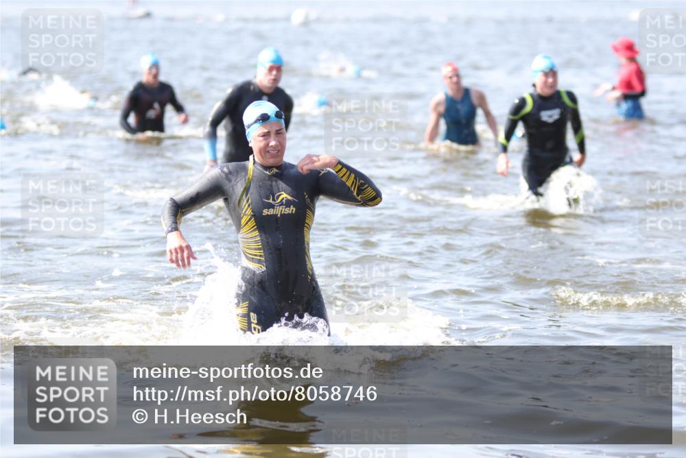 22.06.2025 - Viking Triathlon H.Heesch http://msf.ph/oto/8058746 22.06.2025 10:28:46 Schwimmen 15, 258, 301, 368, 384, 414, 443, 628 meine-sportfotos.de