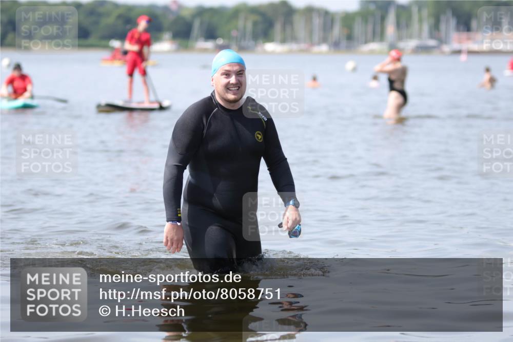 22.06.2025 - Viking Triathlon H.Heesch http://msf.ph/oto/8058751 22.06.2025 11:06:09 Schwimmen 303 meine-sportfotos.de