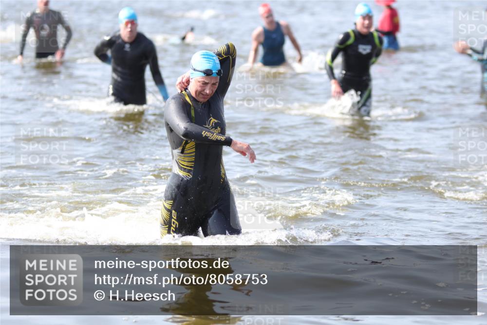 22.06.2025 - Viking Triathlon H.Heesch http://msf.ph/oto/8058753 22.06.2025 10:28:46 Schwimmen 15, 258, 301, 368, 384, 414, 443, 628 meine-sportfotos.de