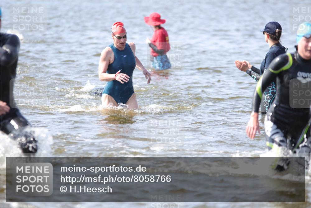 22.06.2025 - Viking Triathlon H.Heesch http://msf.ph/oto/8058766 22.06.2025 10:28:49 Schwimmen 12, 15, 152, 258, 301, 310, 368, 384, 414, 443, 604, 628 meine-sportfotos.de