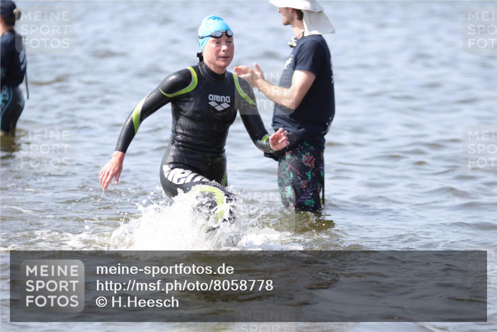 22.06.2025 - Viking Triathlon H.Heesch http://msf.ph/oto/8058778 22.06.2025 10:28:50 Schwimmen 12, 15, 152, 200, 258, 301, 310, 368, 384, 414, 443, 604, 628 meine-sportfotos.de