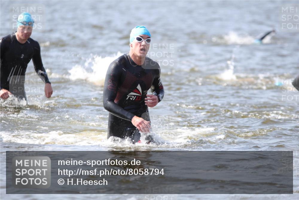 22.06.2025 - Viking Triathlon H.Heesch http://msf.ph/oto/8058794 22.06.2025 10:28:54 Schwimmen 7, 12, 15, 152, 200, 301, 310, 368, 384, 414, 443, 604, 628 meine-sportfotos.de