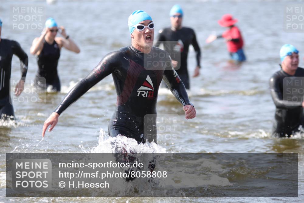 22.06.2025 - Viking Triathlon H.Heesch http://msf.ph/oto/8058808 22.06.2025 10:28:57 Schwimmen 7, 12, 15, 152, 200, 301, 310, 384, 414, 443, 604, 628 meine-sportfotos.de