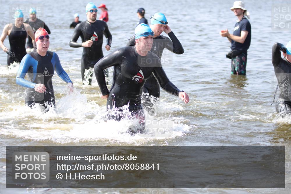 22.06.2025 - Viking Triathlon H.Heesch http://msf.ph/oto/8058841 22.06.2025 10:29:03 Schwimmen 7, 12, 152, 200, 310, 384, 443, 458, 604, 628, 652 meine-sportfotos.de
