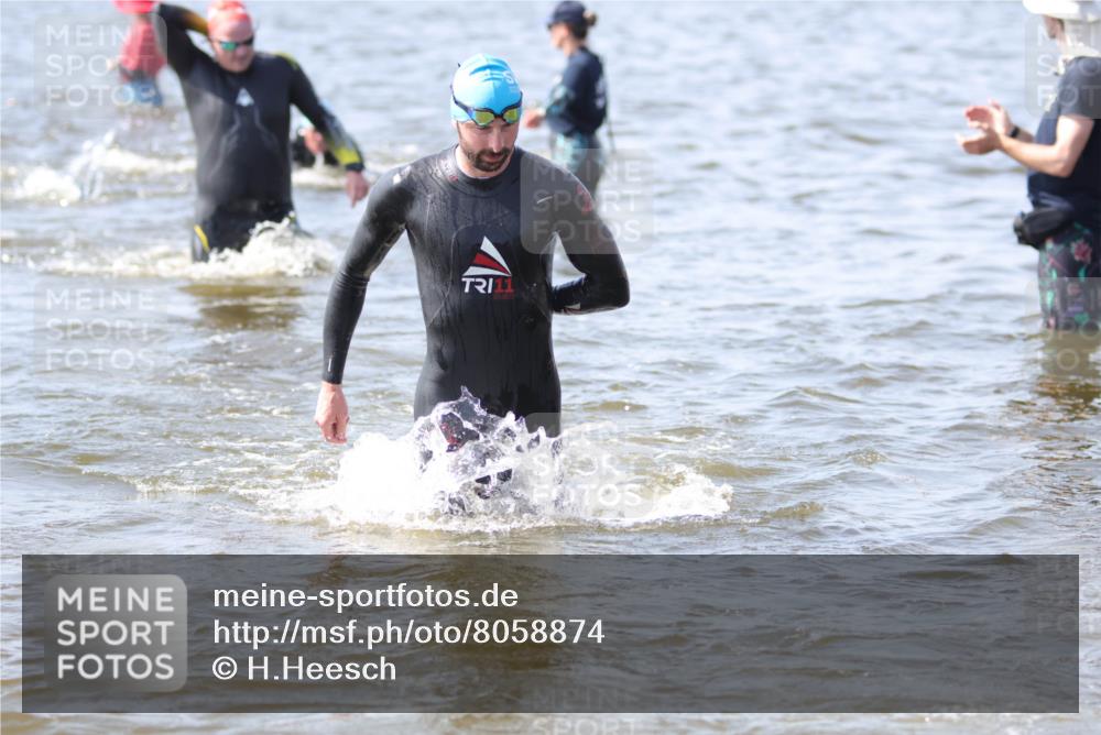 22.06.2025 - Viking Triathlon H.Heesch http://msf.ph/oto/8058874 22.06.2025 10:29:10 Schwimmen 7, 11, 12, 30, 33, 152, 200, 243, 310, 384, 458, 604, 652 meine-sportfotos.de