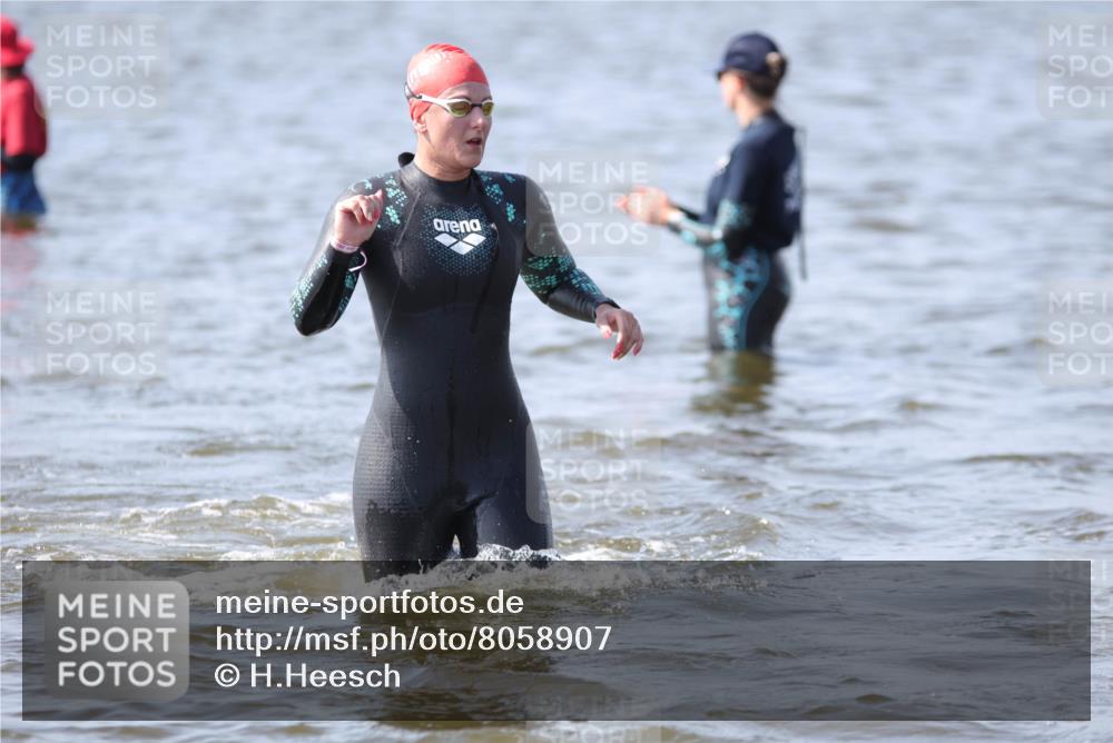 22.06.2025 - Viking Triathlon H.Heesch http://msf.ph/oto/8058907 22.06.2025 10:29:23 Schwimmen 6, 11, 30, 33, 243, 458, 612, 652 meine-sportfotos.de