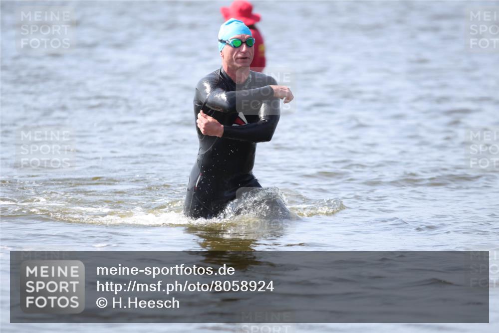 22.06.2025 - Viking Triathlon H.Heesch http://msf.ph/oto/8058924 22.06.2025 10:29:31 Schwimmen 6, 30, 243, 612 meine-sportfotos.de