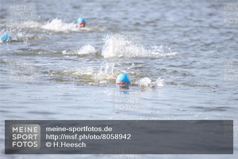 22.06.2025 - Viking Triathlon H.Heesch http://msf.ph/oto/8058942 22.06.2025 10:29:41 Schwimmen 6, 299, 473 meine-sportfotos.de