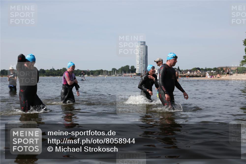 22.06.2025 - Viking Triathlon Michael Strokosch http://msf.ph/oto/8058944 22.06.2025 10:50:32 Schwimmen 24, 48, 202, 402, 418, 463, 533 meine-sportfotos.de