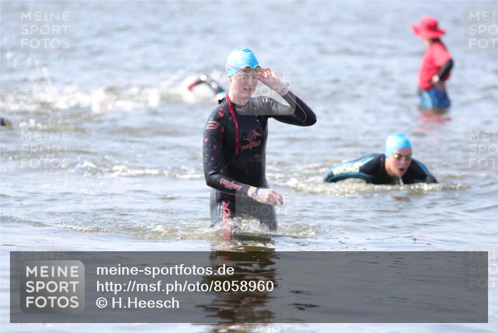 22.06.2025 - Viking Triathlon H.Heesch http://msf.ph/oto/8058960 22.06.2025 10:29:47 Schwimmen 264, 299, 473 meine-sportfotos.de