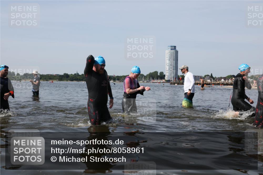 22.06.2025 - Viking Triathlon Michael Strokosch http://msf.ph/oto/8058961 22.06.2025 10:50:33 Schwimmen 24, 48, 202, 402, 418, 463, 533 meine-sportfotos.de