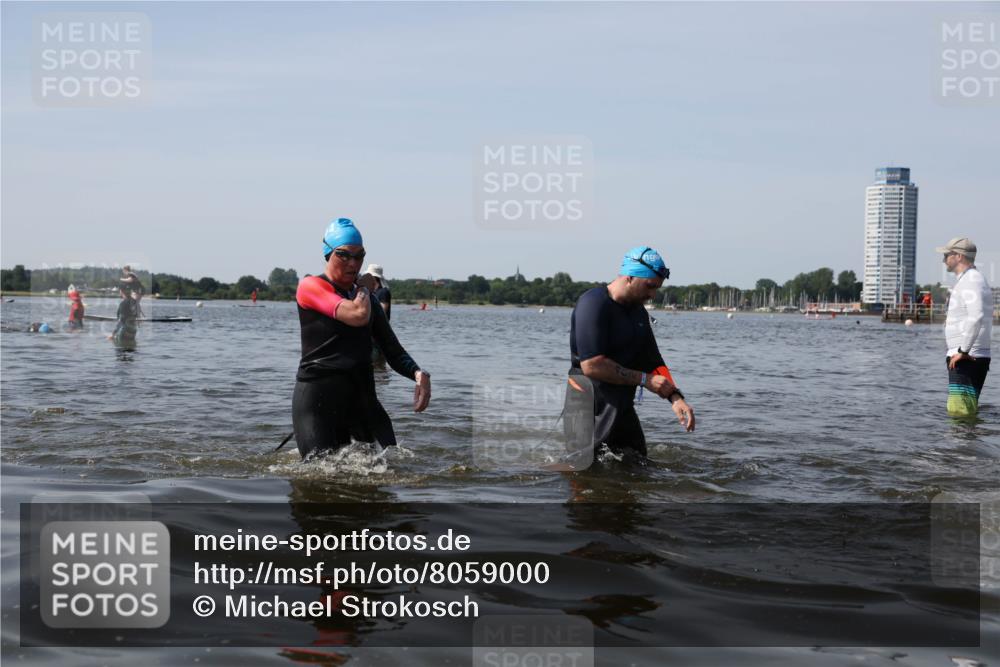 22.06.2025 - Viking Triathlon Michael Strokosch http://msf.ph/oto/8059000 22.06.2025 10:50:36 Schwimmen 24, 48, 202, 402, 418, 533 meine-sportfotos.de