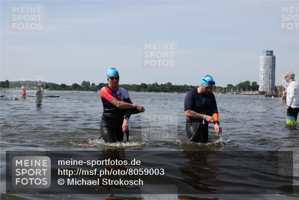 22.06.2025 - Viking Triathlon Michael Strokosch http://msf.ph/oto/8059003 22.06.2025 10:50:36 Schwimmen 24, 48, 202, 402, 418, 533 meine-sportfotos.de