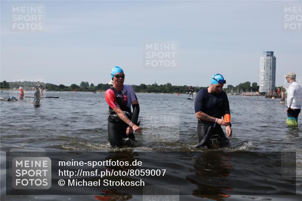 22.06.2025 - Viking Triathlon Michael Strokosch http://msf.ph/oto/8059007 22.06.2025 10:50:36 Schwimmen 24, 48, 202, 402, 418, 533 meine-sportfotos.de