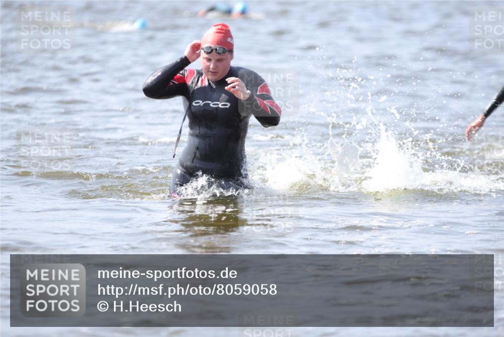 22.06.2025 - Viking Triathlon H.Heesch http://msf.ph/oto/8059058 22.06.2025 10:30:24 Schwimmen 13, 132, 381, 393, 491, 551, 626, 643, 651 meine-sportfotos.de