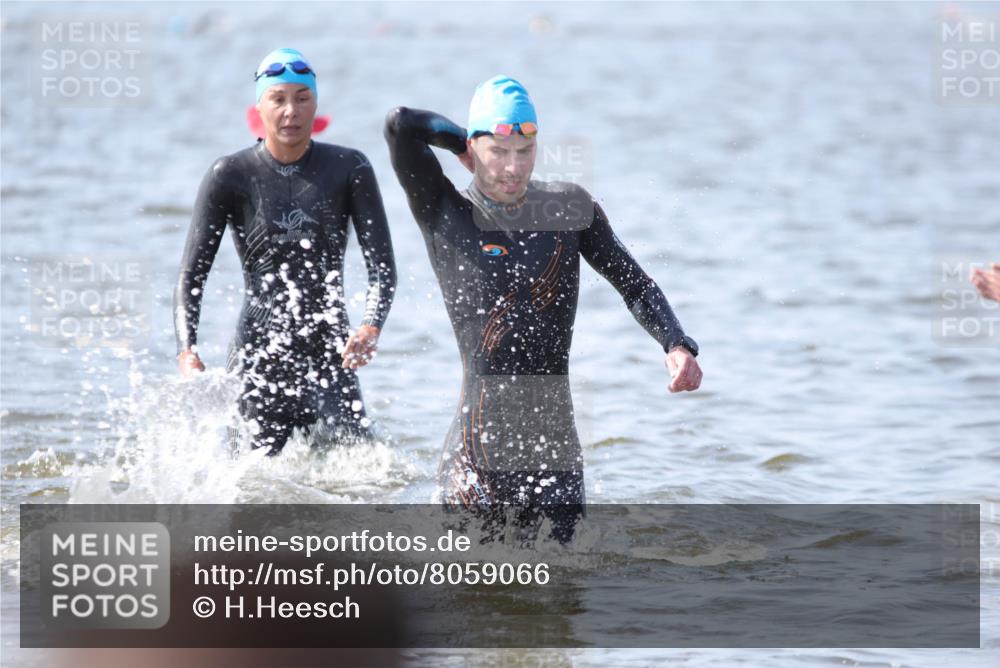 22.06.2025 - Viking Triathlon H.Heesch http://msf.ph/oto/8059066 22.06.2025 10:30:26 Schwimmen 13, 132, 381, 393, 491, 551, 643, 651 meine-sportfotos.de