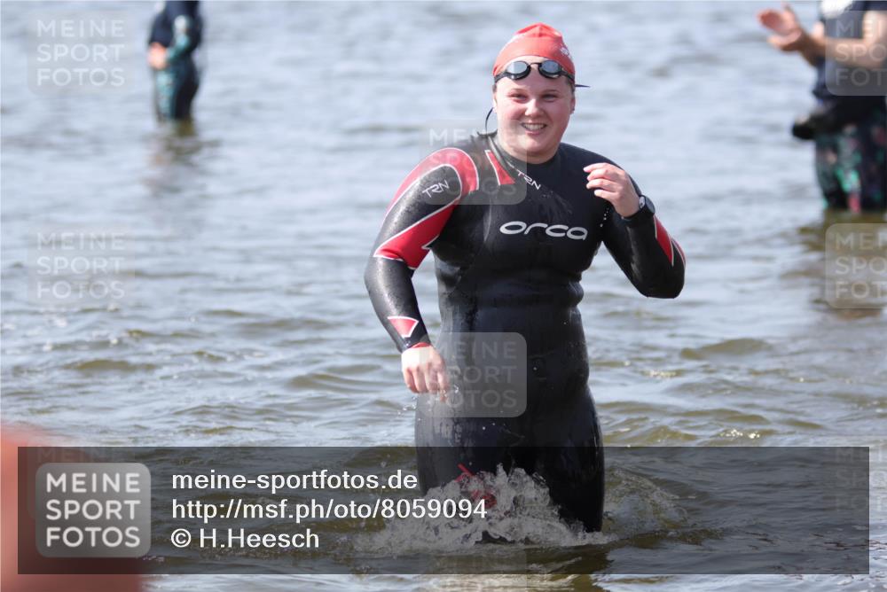 22.06.2025 - Viking Triathlon H.Heesch http://msf.ph/oto/8059094 22.06.2025 10:30:37 Schwimmen 13, 162, 188, 393, 444, 551, 630, 651 meine-sportfotos.de