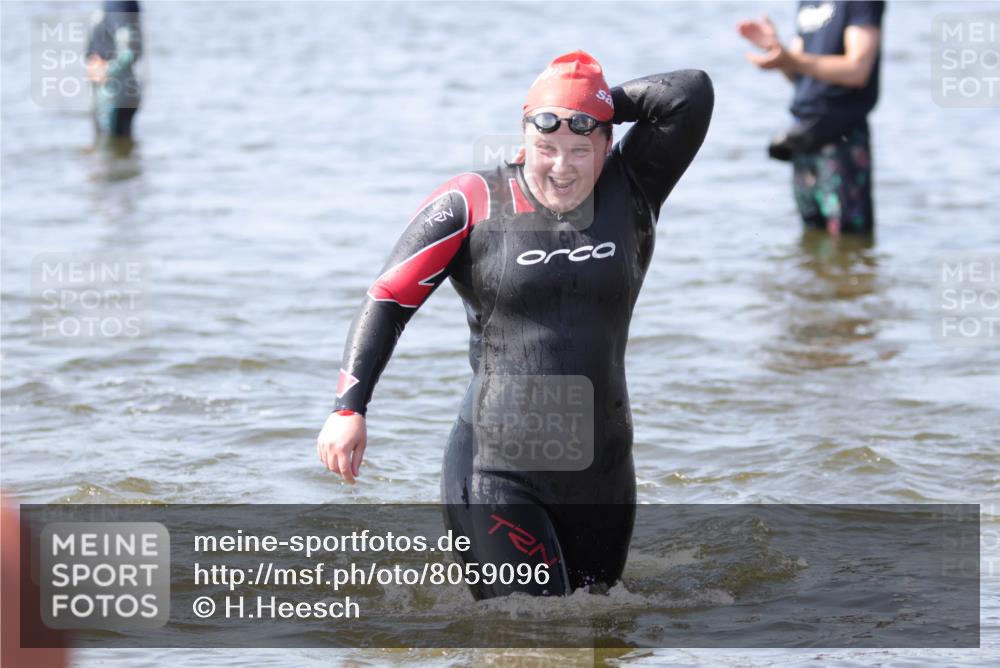 22.06.2025 - Viking Triathlon H.Heesch http://msf.ph/oto/8059096 22.06.2025 10:30:38 Schwimmen 13, 162, 188, 393, 444, 551, 630, 651 meine-sportfotos.de
