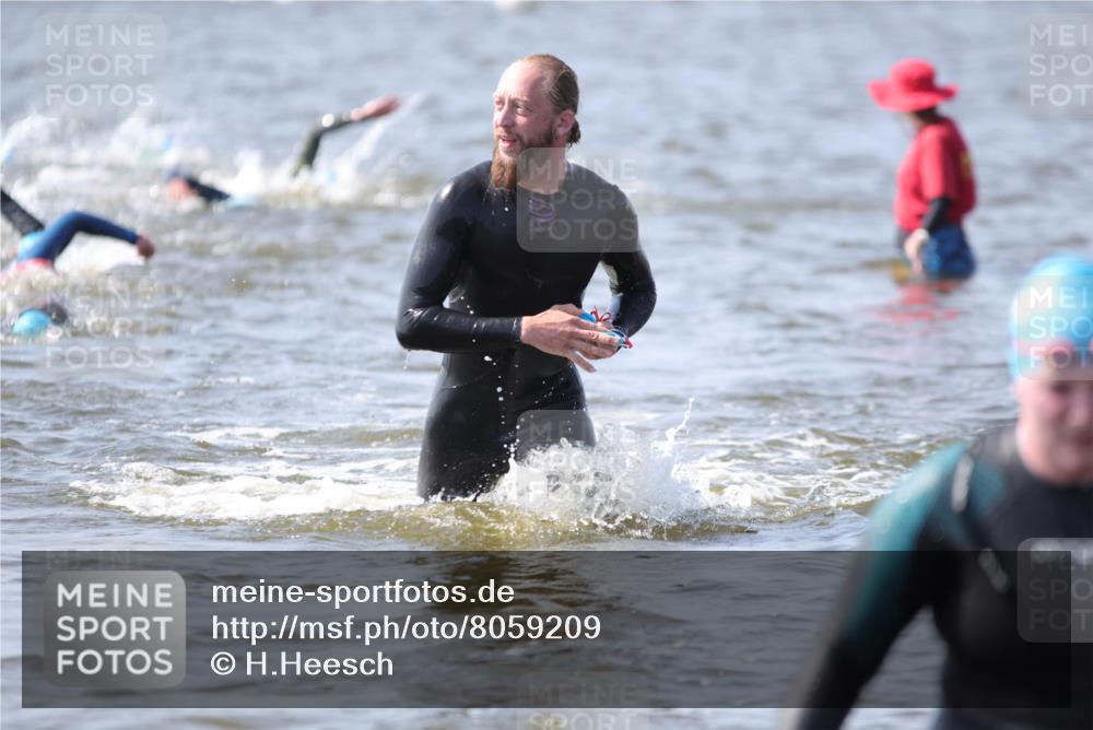 22.06.2025 - Viking Triathlon H.Heesch http://msf.ph/oto/8059209 22.06.2025 10:31:21 Schwimmen 3, 8, 216, 236, 311, 469, 613, 648 meine-sportfotos.de
