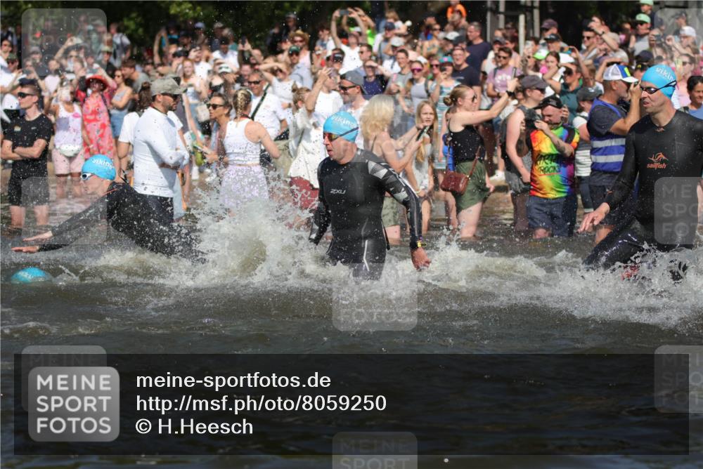 22.06.2025 - Viking Triathlon H.Heesch http://msf.ph/oto/8059250 22.06.2025 10:00:46 Schwimmen 8, 9, 132, 145, 184, 200, 258, 289, 301, 306, 352, 368, 414, 491, 526, 612, 613, 616, 630, 652 meine-sportfotos.de
