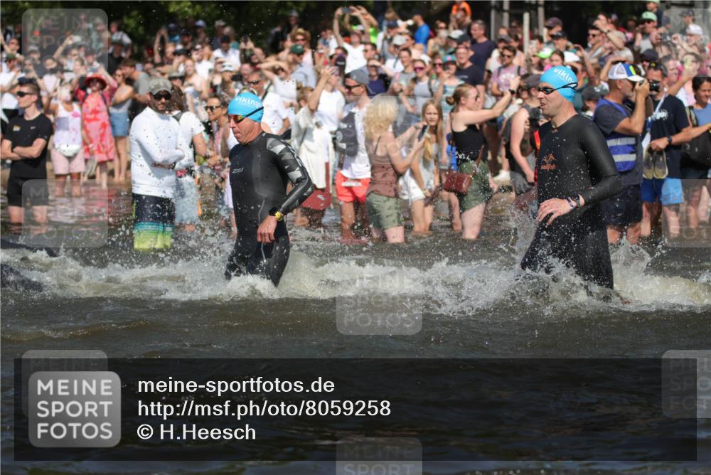 22.06.2025 - Viking Triathlon H.Heesch http://msf.ph/oto/8059258 22.06.2025 10:00:46 Schwimmen 8, 9, 132, 145, 184, 200, 258, 289, 301, 306, 352, 368, 414, 491, 526, 612, 613, 616, 630, 652 meine-sportfotos.de